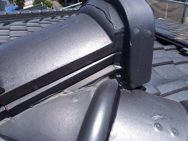 棟の継ぎ目をシーリング材で埋める